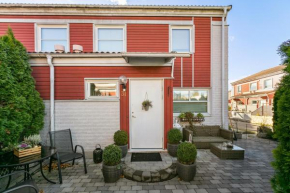 Stort tre plans hus i Vallentuna in Vallentuna